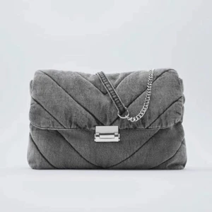 väska från zara - säljer denna oanvända väskan från zara i grå denim!! Jättefint skick, som ny 💕💕💕