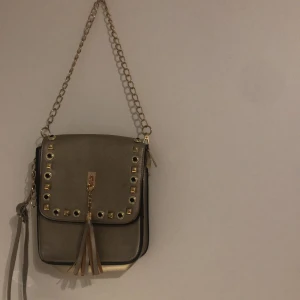 Liten väska - Liten väska i grå/guldigfärg med guldkedja