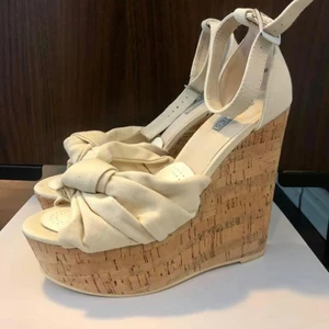 Kilklackar stl 37 - Finaste skorna från Nelly!😍 Använt dom 1 gång på min brorsas student så dom är som nya! Stl 37. 