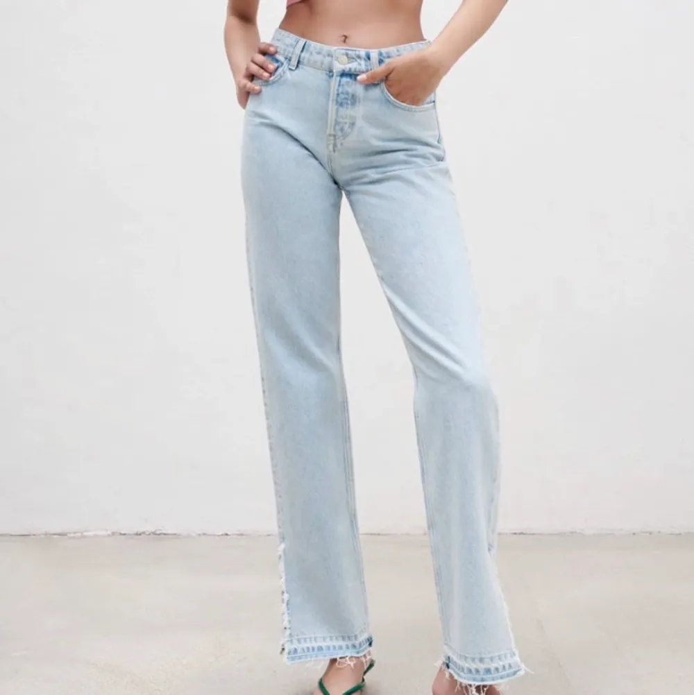 Skitsnygga zara jeans med en mellanhög midja, aldrig nånsin använda, säljer pågrund av att jag råka beställa två:) skriv för fler bilder. Jeans & Byxor.