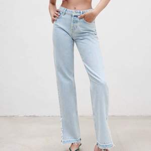 Skitsnygga zara jeans med en mellanhög midja, aldrig nånsin använda, säljer pågrund av att jag råka beställa två:) skriv för fler bilder
