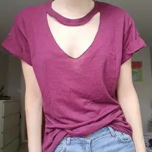 lila/vinröd längre t shirt från H&M som jag klippt och sytt om kragen på! strl XS men oversize så passar större storlekar. Sparsamt använd och nu mer sällan