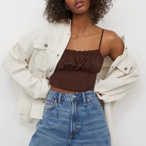 Brun H&M top storlek M - Denna top är i nyskick och är aldrig använt. Säljer eftersom den är lite för stor för mig men annars jättefin!  Betala med Swish !