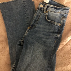 Jeans  - Säljer ett par zara jeans i st 32