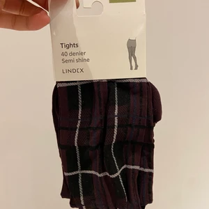 Rutiga strumpbyxor Lindex  - Rutiga strumpbyxor i nylon. Köpta från Lindex och helt oanvänd. Skulle kunna passa till festligare tider eller mer casual beroende på hur man stylar dem. I storlek onesize💕
