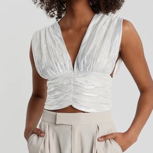 PARTYTOPP  - Superfin topp från Ginatricot i storlek S, aldrig använd. Jag enbart provat toppen, lite liten för mig framme vid bysten. Ryggen är underbar! 🤍  Frakt ingår ej🤍