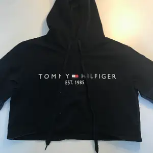 Tommy Hilfiger hoodie, mörkblå, med snören och en luva, den är gjord för att va croppad