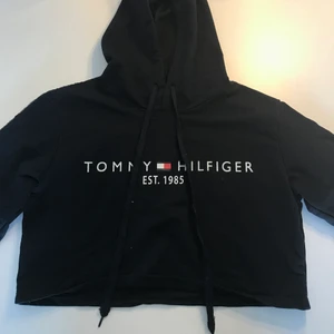 Tommy Hilfiger, mörkblå - Tommy Hilfiger hoodie, mörkblå, med snören och en luva, den är gjord för att va croppad