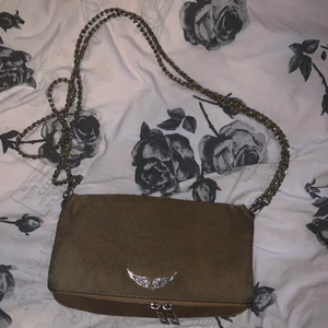 Zadig&voltaire väska - Säljer denna snygga & populära väska från Zadig & Volataire. Väskan är i brun mocka med silver kedjor. Fråga om de något ni undrar över💕💕💖