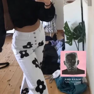 byxor - säljer dessa jeans som jag själv målat blommor på, inspirerat av golf le fleur. frakt tillkommer🎢🦋🌾 passar typ 34-36