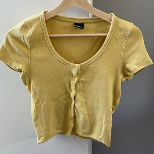 Gul topp - Gullig gul topp från Gina💛köparen står för frakt! Strl M, passar även S. 