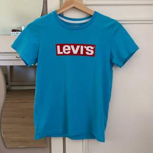 Jag säljer en fin Levi’s tröja, knappt använd, i fint skick! (Lite oversized)