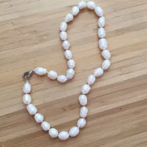 Ett gulligt pärlhalsband gjort av riktigt pärlor. Fick det nyköpt av min farmor, inte jätteanvänd. 🤍🤍 