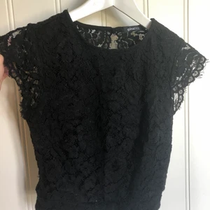 Topp i spets - Så fin topp i spets med öppen rygg från Gina tricot, mycke bra skick och använd enstaka gånger men den är för liten tyvärr, stängs med knappar i ryggen, köpare står för frakt🤍