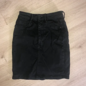 Svart jeans kjol - Säljer nu denna kjol då den aldrig kommit till användning för mig. Den är svart och sitter väldigt bra och skönt. Kjolen är ifrån gina tricot. Kjolen är i väldigt bra skick då den är använd Max 4gg. frakt tillkommer🙂