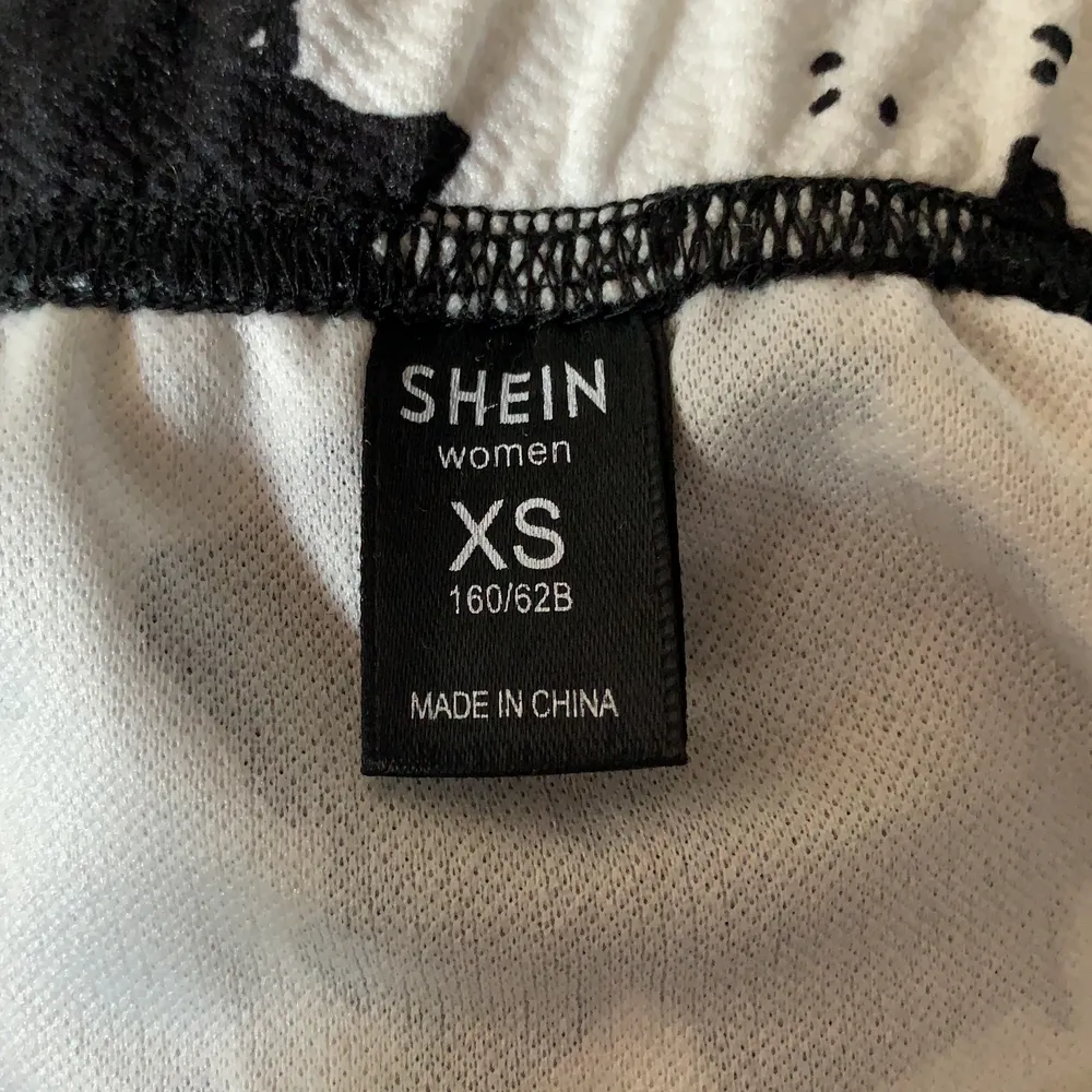 Mönstrad kjol från Shein i storlek XS men passar även en S. . Kjolar.