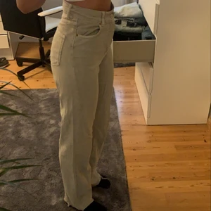 Zara jeans - populära grå jeans från Zara 🤩 Jag är 172 cm och de är långa på mig 💓