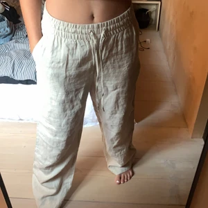 Vida beiga linnebyxor från hm!! - Säljer dessa beiga vida linnebyxor i strl S från hm som är helt slutsålda!! (pga har för många) funkar att ha både hög o lågmidjade, för mig som e 170 går de precis till golvet om jag har de midwaist. Annars e de ca 4 cm för långa så passar längre tjejer bäst om vill ha de låga också! Använda ett fåtal ggr o är lite smånoppriga på låren men inget man tänker på. Buda från 250kr inkl frakt!! Den spårbara frakten (66kr) räknas alltså in i det ni budar☺️✨👌 KÖPTA FÖR DIREKTPRIS 500!