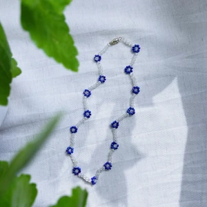 Pärlhalsband ”Hänglobelia” - HÄNGLOBELIA är ett pärlhalsband som är ca 40cm långt. Den har ett skruvlås som håller ihop smycket.