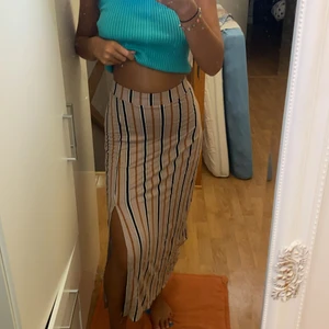 randig kjol från gina tricot - matchade inte alls bra på bilderna men jag säljer iallafall denna fina beige randiga kjolen. Köpte för ca 4 år sen men har inga skador alls. Säljer den för 100kr + frakten som är 66kr 