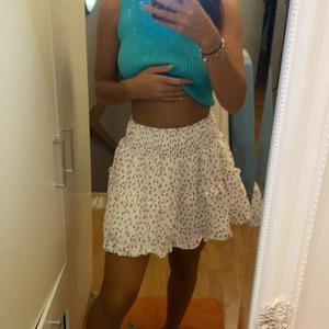  supersöta kjolen från shein - säljer denna söta kjolen från shein pga att den är lite för kort för min smak. Den passar folk som max är ungefär 162 cm. Säljer för 60kr + frakt som är 66kr