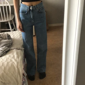 Pull and bear jeans - Riktigt snygga jeans från pull and bear, knappt använda alls. Jag är 164cm ❤️ fraktinfo står nedan