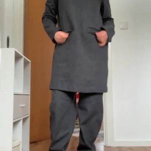 Set från Zara - Ett nytt set från Zara, strl S. Lappar finns kvar. Klänning har små axelvaddar och byxorna är som joggers. Använd ihop eller var för sig. Nypris är ca 700 kr. 