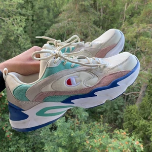 Champion Sneakers - Sneakers från Champion. Storlek 41. Använda en gång, som nya! Nypris ca 800kr.