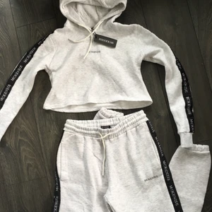 Mckenzie tracksuit - Ett helt nytt sett från Mckenzie i stl xs men byxorna kan även passa S/M. Nypris 920kr(460krstyck) och mitt pris 350kr inklusive frakt. (Annars 200kr inkl frakt styck)