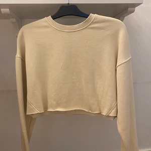 Sweatshirt  - Beige sweatshirt från Lindex i strl S! Har klippt av tröjan själv men den är klippt rakt så de syns inte