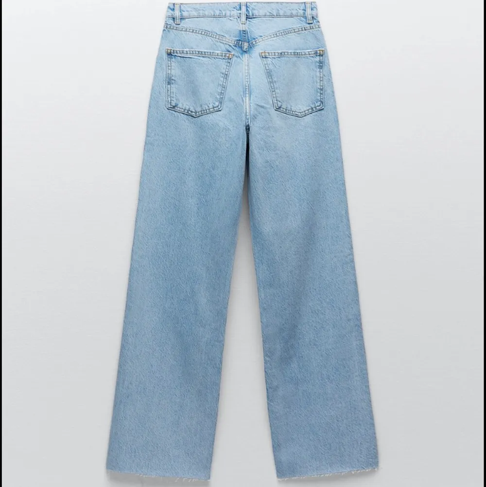 Fina jeans från zara i modellen ”90s full length”. Är i storlek 36. De är använda ganska mycket men är fortfarande i bra skick. Frakt tillkommer! Priset kan diskuteras. Flera bilder kan skickas privat.. Jeans & Byxor.