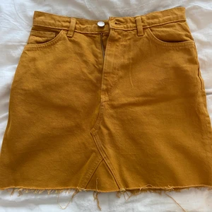 Senapsgul kjol - Senapsgul kjol från monki. Nästan aldrig använd💞⚡️defekt på sista bilden