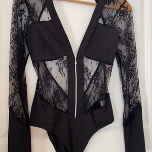 Snygg body från Vera & Lucy - S L Men passar även M. Knappt använd och en snygg festbody.