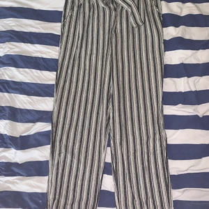 Gina tricot byxor - Högmidjade byxor av bomull.