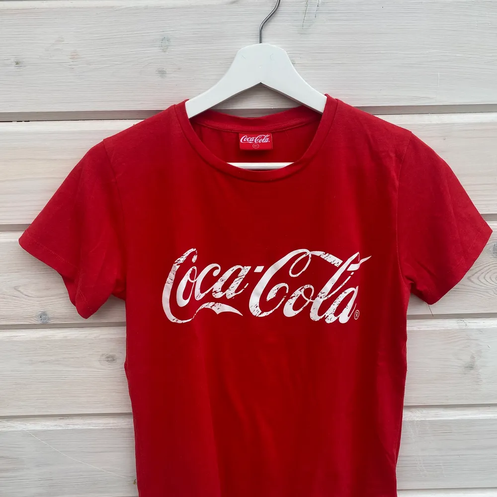 Coca cola T-shirt, aldrig använt denna och där av ute på försäljning. Storlek XS men funkar även för de med storlek S. Betalning via Swish. . T-shirts.
