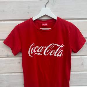 Coca cola T-shirt, aldrig använt denna och där av ute på försäljning. Storlek XS men funkar även för de med storlek S. Betalning via Swish. 