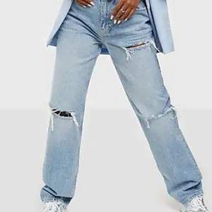 Gina jeans värda 599kr, använda 1 gång och är i nyskick. De ser inte ut så på bilderna men. Sälj pga att de var för stora.