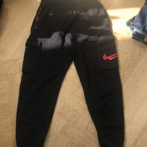 Sköna svarta mjukisbyxor från Nike i storlek S