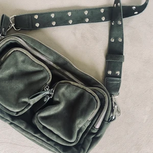 Connie bag - Använt denna fina väskan ungefärlig två tre gånger, men nu hänger den bara i garderoben så fortfarande i nyskick. Färgen är militärgrön.