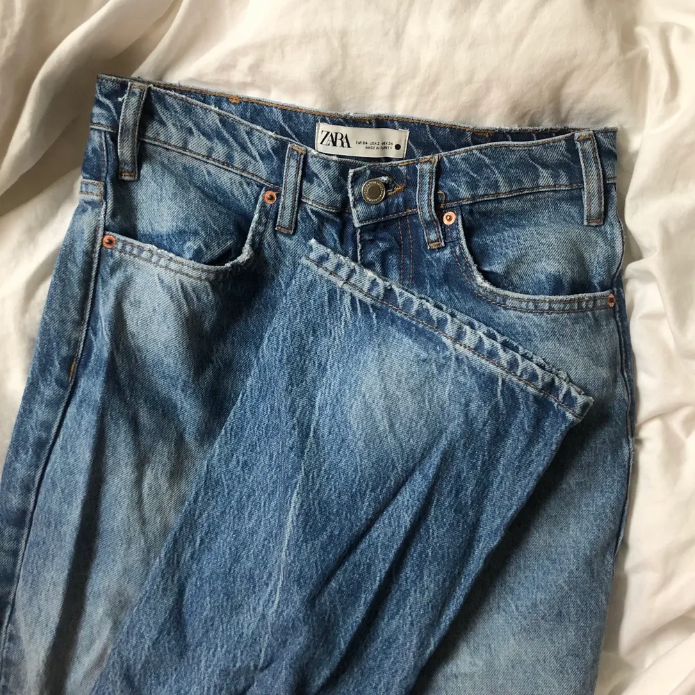 Finaste raka jeansen som jag inte får på mig, oanvända. . Jeans & Byxor.