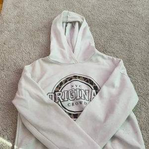 Hoodie  -  En vit Huddig som man kan dra åt i midjan , Har bara använt några gånger. Väldigt bekväm och fin. Skriv om ni är intresserade eller har frågor💕