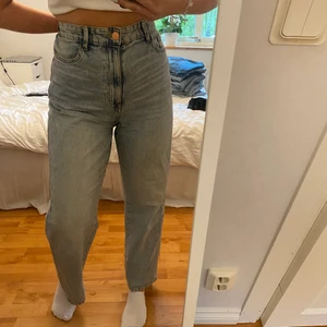Blåa jeans  - Blåa jeans från Lindex i storlek 38. Jättefina men säljer för att dom tyvärr är för stora. Jag är 160 och byxorna går nästan ner till fötterna