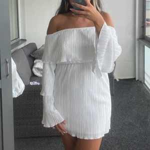 Vit klänning - Vit klänning med volanger från Andrea Hedenstedt x NA-KD. Endast provad lappar kvar. Köparen står för eventuell frakt💕