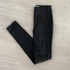 Skinnbyxor - Säljer nu dessa superfina skinnbyxorna från only, de har superfina sömmar på benet 