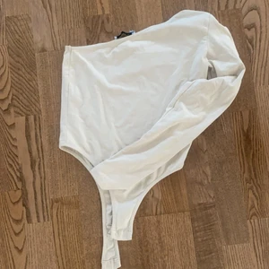 One shoulder body nakd  - Oanvänd one shoulder body från nakd i storlek S o är i färgen beige 