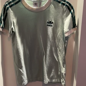 Mint grön Adidas tröja - Jätte fin Adidaströja köpt för lite ca 1 år sedan. Använd ett fåtal gånger. Den är i en jätte fin mintgrön färg med mörkgröna ditaljer. Köparen står för frakt💕