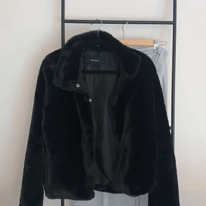 Pälsjacka - säljer min pälsjacka från Vero Moda då den inte kommer till användning💖 