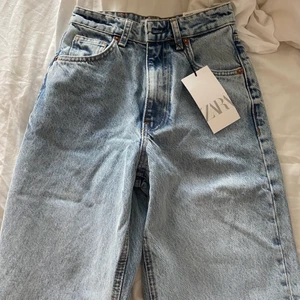 Helt nya wide leg jeans - Säljer dessa helt nya wide leg jeansen från zara!! Säljer för de inte passade mig ❤️ 
