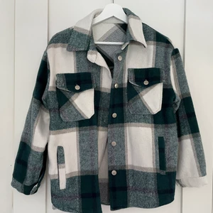 Rutig jacka - Fin flanell jacka köpt från by anastasia, väldigt fint skick och inte använt flitigt🤍. Fler bilder kan fixas, köparen står för frakten!⚡️