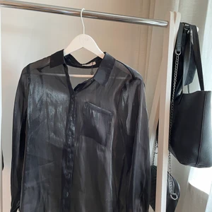 Genomskinlig skjorta (prislapp kvar) - Genomskinlig skjorta som aldrig kommit till användning. Ficka på ena bröstet. Köpt på TrendHouse